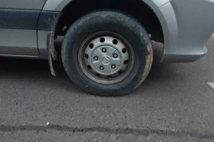 Used Foton Toano 2023 2.0T Automatic Jixiang Multi-Function Long-Wheelbase Mid-Height Rear Single Tire – Available in 6/7/9-Seater Configurations Right Front Wheel Hub