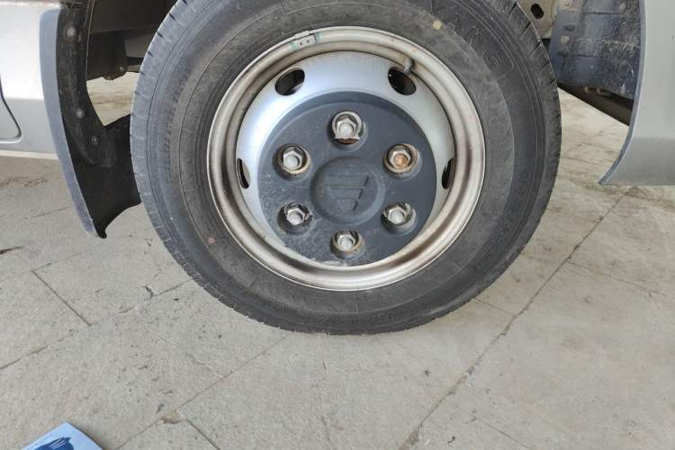 Used Foton Toano 2023 2.5T Manual Jixiang Long Wheelbase Mid-Top with Dual Rear Tires 7/9-Seater Right Front Wheel Hub