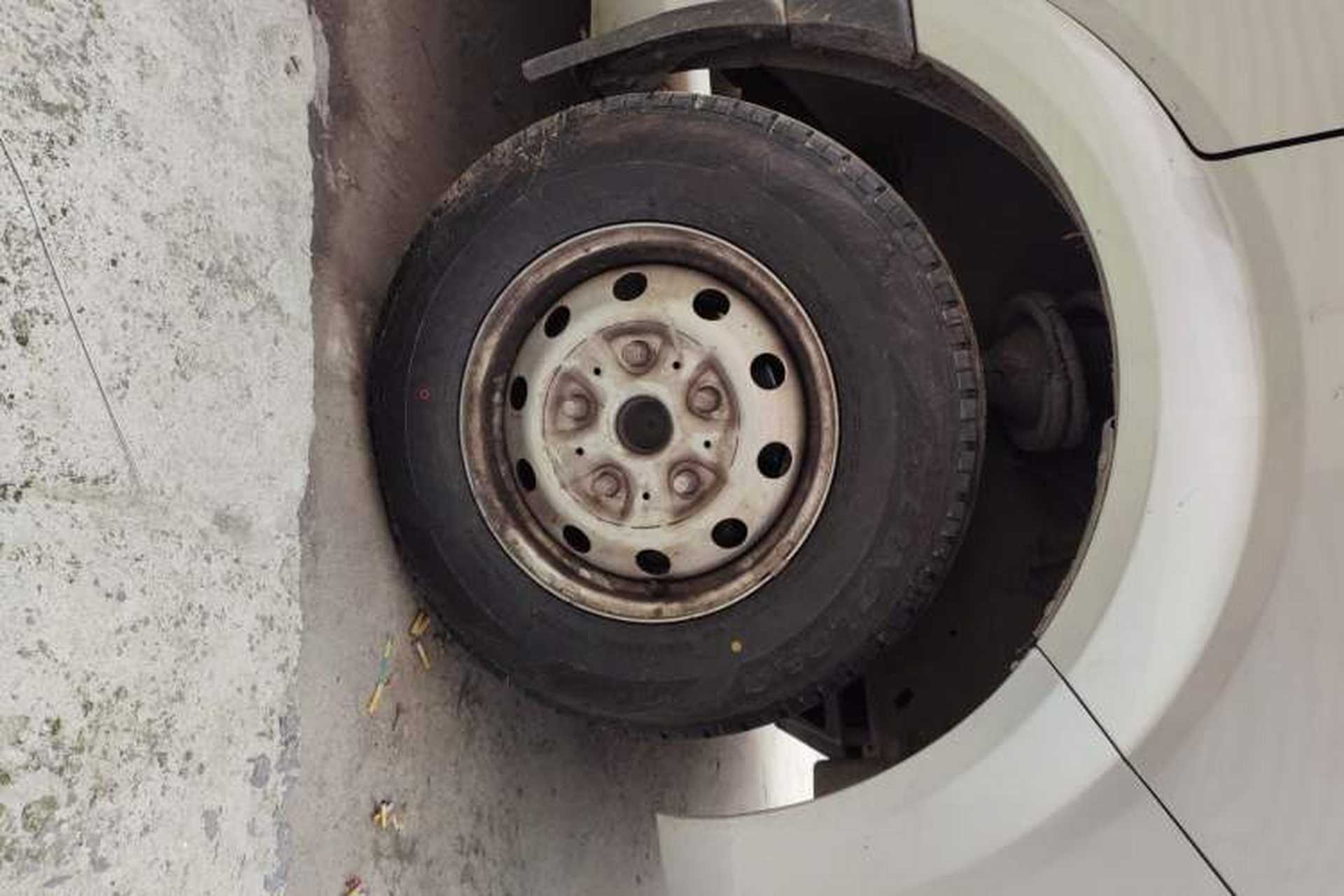Used Foton Toano 2023 Joy Elephant Multi-Function Model Cummins 2.8T Manual Transmission Long Wheelbase Mid-Roof Design Rear Single Tire—Available in 5/6/7/9-Seater Configurations Right Front Wheel Hub