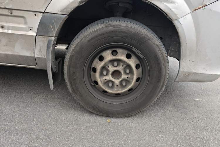 Used Foton Toano 2023 2.0T Manual Jixiang Long-Wheelbase Mid-Top Single Rear Tire 7/9-Seater Professional Edition Right Front Wheel Hub