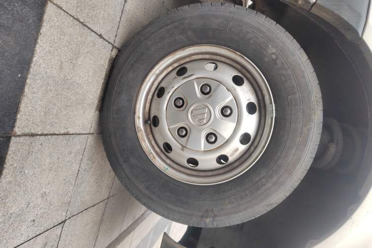 Used Foton Toano 2023 2.0T Automatic Urban Edition Short Wheelbase Mid-Height Design with Single Rear Tire—Available in 5/6/9-Seater Configurations Right Front Wheel Hub