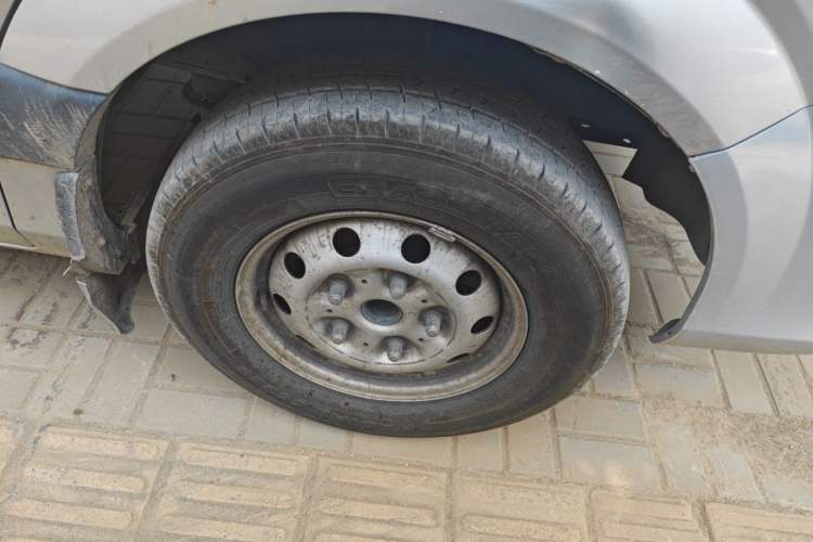 Used Foton Toano 2023 Joy Elephant Multi-Function 2.0T Manual Long-Wheelbase Mid-Roof Model with Single Rear Tire Available in 5/6/7/9-Seater Configurations Right Front Wheel Hub