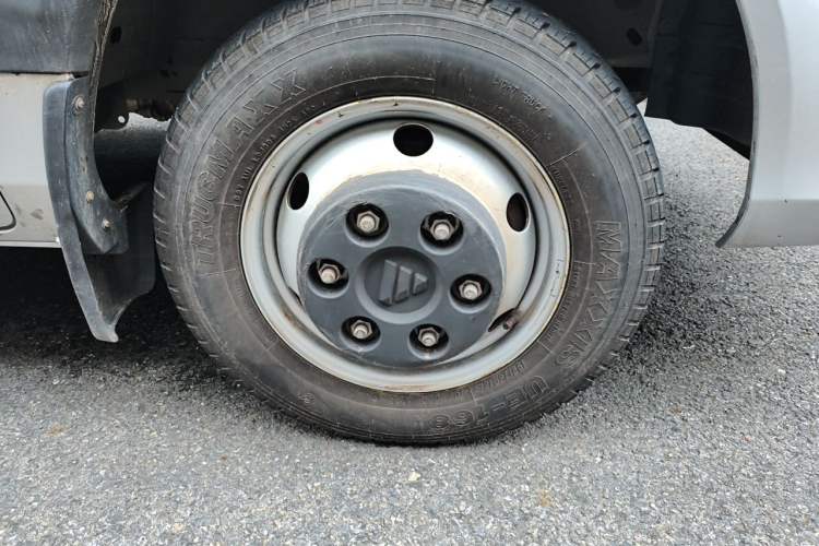 Used Foton Toano 2023 2.8T Manual Jixiang Long Wheelbase Mid-Top with Rear Dual Tires 7/9 Seats Right Front Wheel Hub