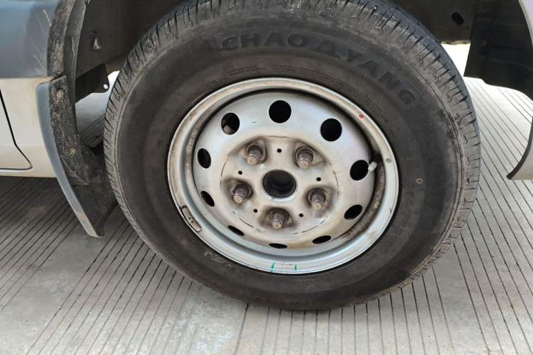 Used Foton Toano 2023 2.0T Automatic Urban Edition Short Wheelbase Mid-Height Design with Single Rear Tire—Available in 5/6/9-Seater Configurations Right Front Wheel Hub