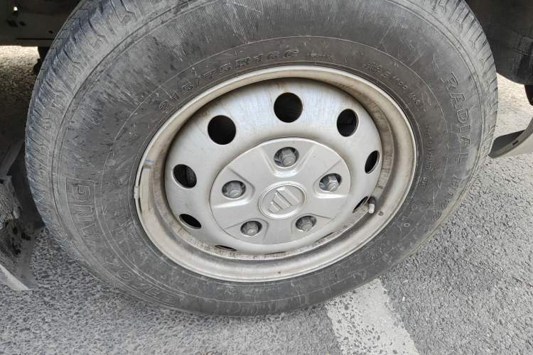 Used Foton Toano 2023 2.0T Automatic Jixiang Multi-Function Long-Wheelbase Mid-Height Rear Single Tire – Available in 6/7/9-Seater Configurations Right Front Wheel Hub