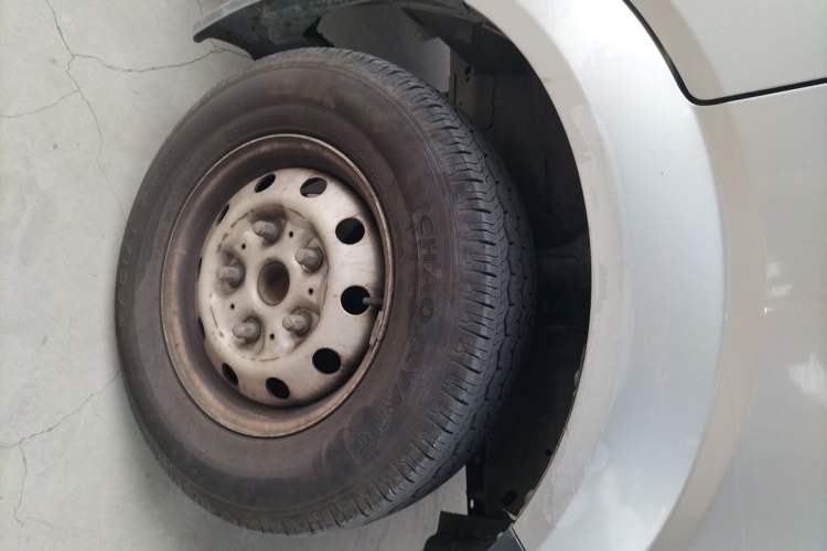 Used Foton Toano 2023 2.0T Manual Urban Version Short Wheelbase Low Roof with Single Rear Tire Available in 5/6/9-Seater Configurations Right Front Wheel Hub