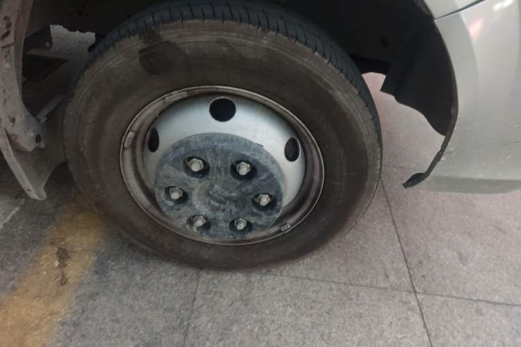Used Foton Toano 2023 Cummins 2.8T Manual Jixiang Multi-Function Long-Wheelbase Mid-Roof Model with Rear Dual Tires Available in 7/9-Seater Configurations Right Front Wheel Hub