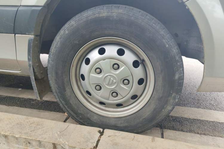 Used Foton Toano 2023 Joy Elephant Multi-Function 2.0T Manual Long-Wheelbase Mid-Roof Model with Single Rear Tire Available in 5/6/7/9-Seater Configurations Right Front Wheel Hub