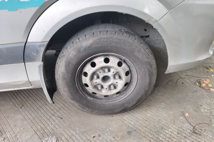 Used Foton Toano 2023 Joy Elephant Multi-Function 2.0T Manual Long-Wheelbase Mid-Roof Model with Single Rear Tire Available in 5/6/7/9-Seater Configurations Right Front Wheel Hub