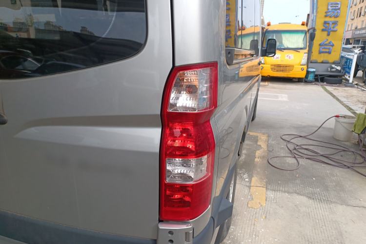 Used Foton Toano 2023 Joy Elephant Multi-Function 2.0T Manual Long-Wheelbase Mid-Roof Model with Single Rear Tire Available in 5/6/7/9-Seater Configurations Right Rear Taillight