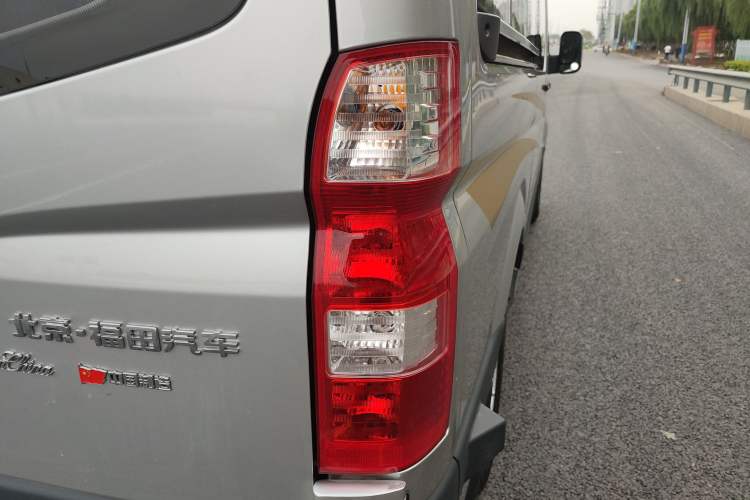Used Foton Toano 2023 Joy Elephant Multi-Function 2.0T Manual Long-Wheelbase Mid-Roof Model with Single Rear Tire Available in 5/6/7/9-Seater Configurations Right Rear Taillight