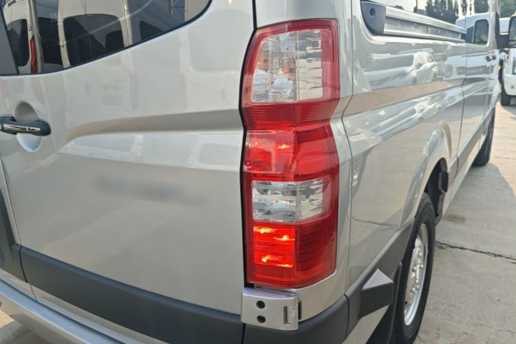 Used Foton Toano 2023 2.0T Automatic Jixiang Long-Wheelbase Mid-Height Rear Single Tire 7/9-Seater Right Rear Taillight