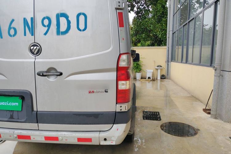 Used Foton Toano 2023 2.8T Manual Jixiang Van Long Wheelbase Mid-Roof Design with Rear Dual Tires 3-Seater Right Rear Taillight