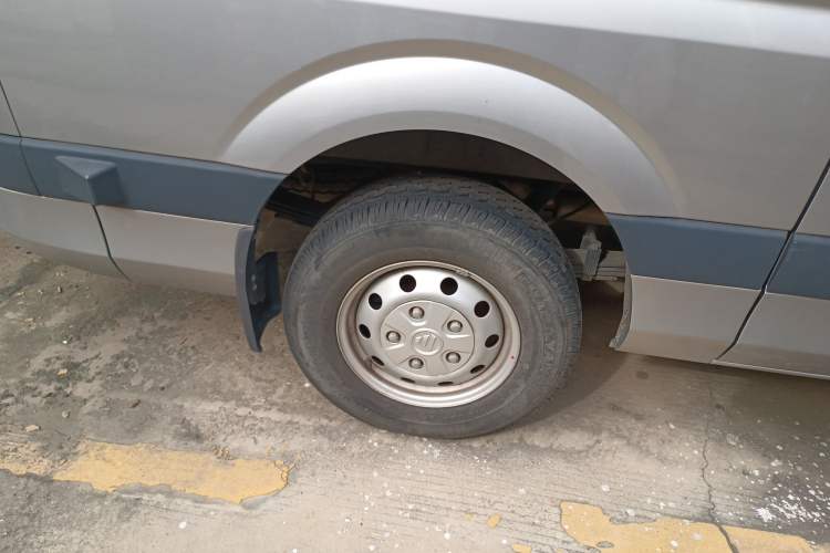 Used Foton Toano 2023 Joy Elephant Multi-Function 2.0T Manual Long-Wheelbase Mid-Roof Model with Single Rear Tire Available in 5/6/7/9-Seater Configurations Right Rear Wheel Hub