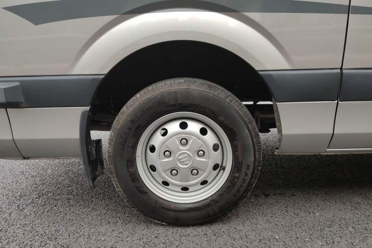 Used Foton Toano 2023 Joy Elephant Multi-Function 2.0T Manual Long-Wheelbase Mid-Roof Model with Single Rear Tire Available in 5/6/7/9-Seater Configurations Right Rear Wheel Hub