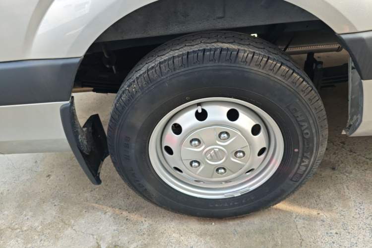 Used Foton Toano 2023 2.0T Automatic Jixiang Long-Wheelbase Mid-Height Rear Single Tire 7/9-Seater Right Rear Wheel Hub