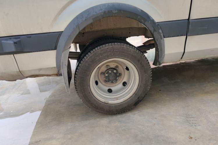 Used Foton Toano 2023 2.8T Manual Jixiang Van Long Wheelbase Mid-Roof Design with Rear Dual Tires 3-Seater Right Rear Wheel Hub