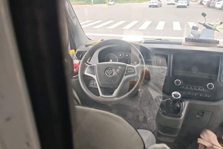 Used Foton Toano 2023 Joy Elephant Van 2.0T Manual Long Wheelbase Mid-Roof Design Rear Single Tire 3-Seater Steering Wheel
