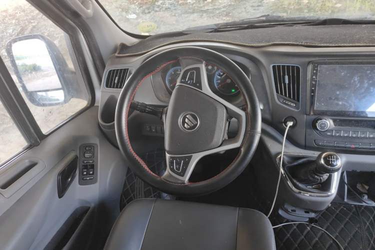 Used Foton Toano 2023 2.5T Manual Jixiang Long Wheelbase Mid-Top with Dual Rear Tires 7/9-Seater Steering Wheel