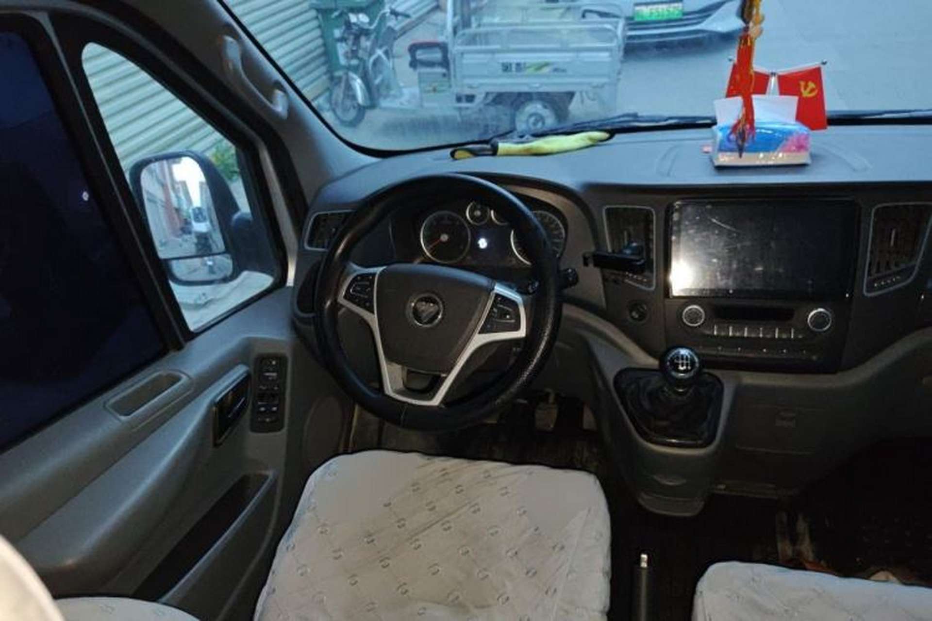 Used Foton Toano 2023 Joy Elephant Multi-Function Model Cummins 2.8T Manual Transmission Long Wheelbase Mid-Roof Design Rear Single Tire—Available in 5/6/7/9-Seater Configurations Steering Wheel