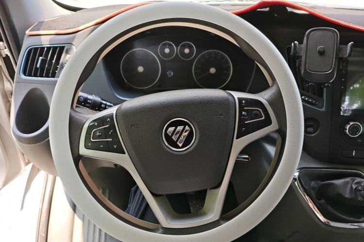 Used Foton Toano 2023 Joy Elephant Multi-Function 2.0T Manual Long-Wheelbase Mid-Roof Model with Single Rear Tire Available in 5/6/7/9-Seater Configurations Steering Wheel