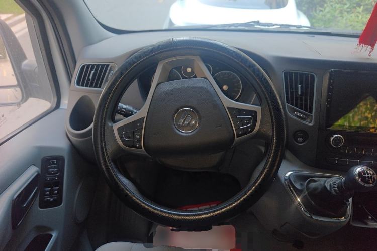 Used Foton Toano 2023 Joy Elephant Multi-Function 2.0T Manual Long-Wheelbase Mid-Roof Model with Single Rear Tire Available in 5/6/7/9-Seater Configurations Steering Wheel