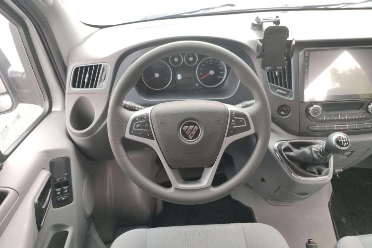 Used Foton Toano 2023 Joy Elephant Multi-Function 2.0T Manual Long-Wheelbase Mid-Roof Model with Single Rear Tire Available in 5/6/7/9-Seater Configurations Steering Wheel