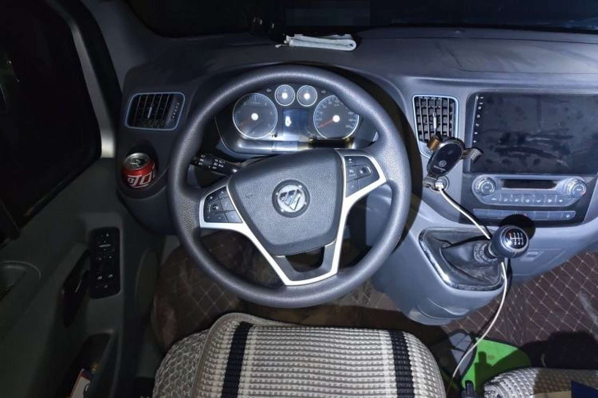 Used Foton Toano 2023 Joy Elephant Multi-Function 2.0T Manual Long-Wheelbase Mid-Roof Model with Single Rear Tire Available in 5/6/7/9-Seater Configurations Steering Wheel