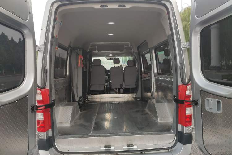 Used Foton Toano 2023 Joy Elephant Multi-Function 2.0T Manual Long-Wheelbase Mid-Roof Model with Single Rear Tire Available in 5/6/7/9-Seater Configurations Trunk