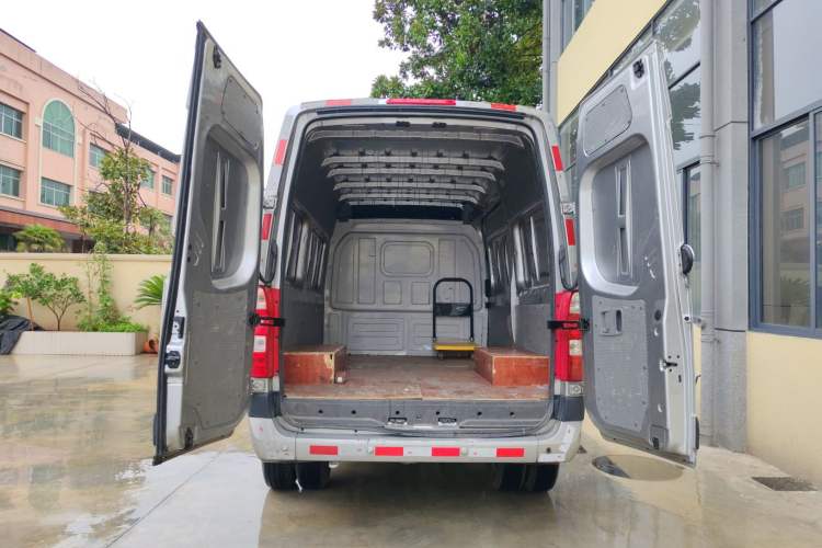 Used Foton Toano 2023 2.8T Manual Jixiang Van Long Wheelbase Mid-Roof Design with Rear Dual Tires 3-Seater Trunk