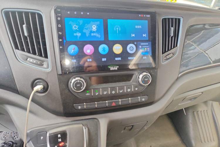 Used Foton Toano 2023 2.0T Automatic Jixiang Long-Wheelbase Mid-Height Rear Single Tire 7/9-Seater Audio And AC Panel