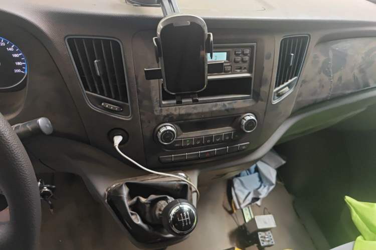 Used Foton Toano 2023 Cummins 2.8T Manual Jixiang Multi-Function Long-Wheelbase Mid-Roof Model with Rear Dual Tires Available in 7/9-Seater Configurations Audio And AC Panel