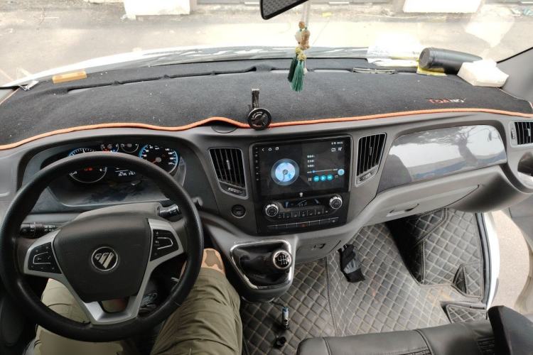Used Foton Toano 2023 2.5T Manual Jixiang Van Extended Wheelbase Mid-Roof Design with Rear Dual Tires 3-Seater Center Console