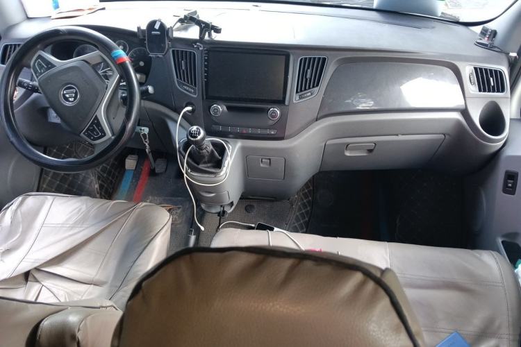 Used Foton Toano 2023 Joy Elephant Multi-Function 2.0T Manual Long-Wheelbase Mid-Roof Model with Single Rear Tire Available in 5/6/7/9-Seater Configurations Center Console