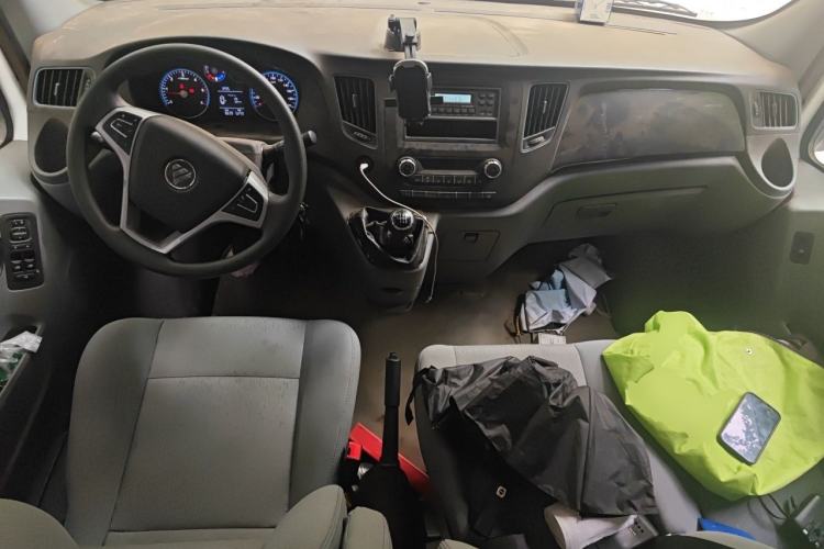 Used Foton Toano 2023 Cummins 2.8T Manual Jixiang Multi-Function Long-Wheelbase Mid-Roof Model with Rear Dual Tires Available in 7/9-Seater Configurations Center Console