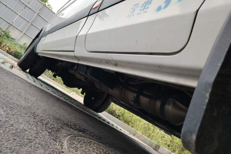 Used Foton Toano 2023 2.5T Manual Jixiang Van Extended Wheelbase Mid-Roof Design with Rear Dual Tires 3-Seater Chassis Front Right