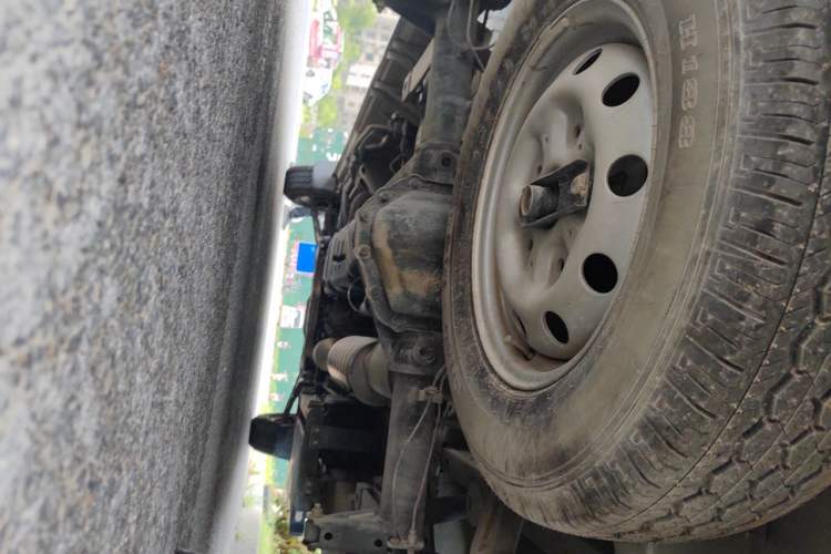 Used Foton Toano 2023 2.0T Manual Jixiang Long Wheelbase Mid-Top Rear Single Tire 7/9-Seater Chassis Rear