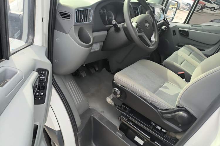 Used Foton Toano 2023 Joy Elephant Multi-Function 2.0T Manual Long-Wheelbase Mid-Roof Model with Single Rear Tire Available in 5/6/7/9-Seater Configurations Driver Seat