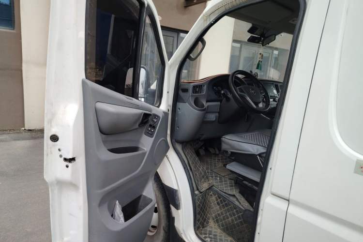 Used Foton Toano 2023 2.5T Manual Jixiang Van Extended Wheelbase Mid-Roof Design with Rear Dual Tires 3-Seater Driver Seat