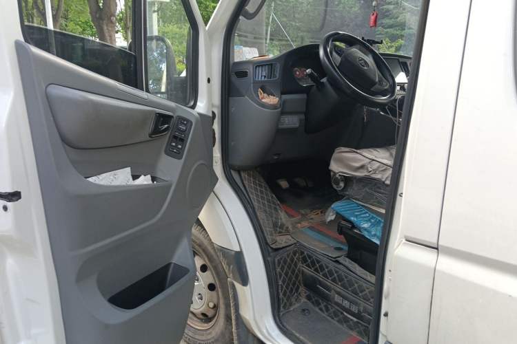 Used Foton Toano 2023 Joy Elephant Multi-Function 2.0T Manual Long-Wheelbase Mid-Roof Model with Single Rear Tire Available in 5/6/7/9-Seater Configurations Driver Seat