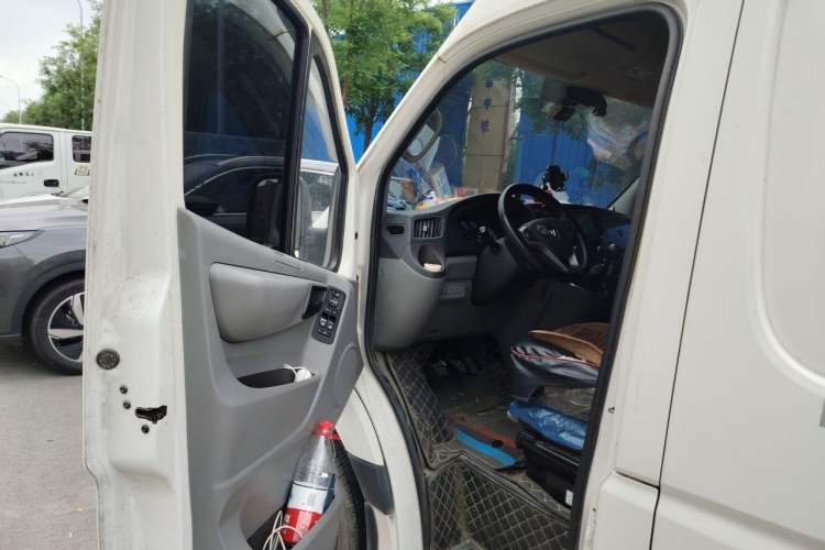 Used Foton Toano 2023 2.5T Manual Jixiang Van Extended Wheelbase Ultra-High Roof with Rear Dual Tires 3-Seater Driver Seat