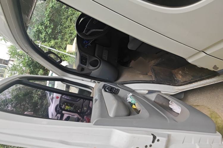 Used Foton Toano 2023 Cummins 2.8T Manual Jixiang Multi-Function Long-Wheelbase Mid-Roof Model with Rear Dual Tires Available in 7/9-Seater Configurations Driver Seat