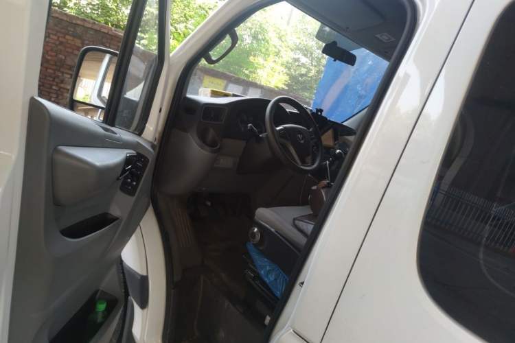 Used Foton Toano 2023 Joy Elephant Multi-Function 2.0T Manual Long-Wheelbase Mid-Roof Model with Single Rear Tire Available in 5/6/7/9-Seater Configurations Driver Seat