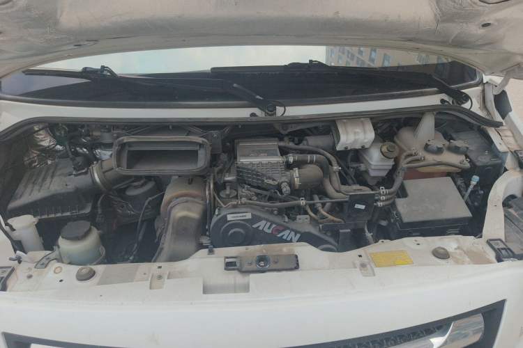 Used Foton Toano 2023 2.0T Automatic Jixiang Long-Wheelbase Mid-Height Rear Single Tire 7/9-Seater Engine Bay