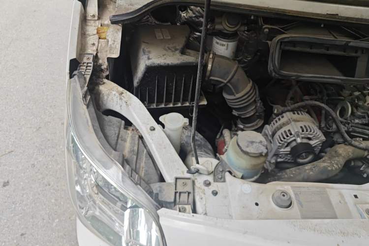 Used Foton Toano 2023 Cummins 2.8T Manual Jixiang Multi-Function Long-Wheelbase Mid-Roof Model with Rear Dual Tires Available in 7/9-Seater Configurations Engine Bay Right