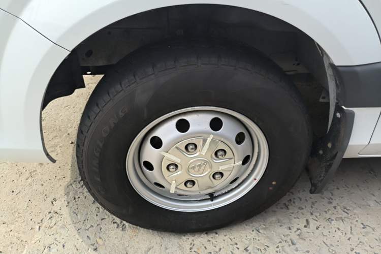 Used Foton Toano 2023 Joy Elephant Multi-Function 2.0T Manual Long-Wheelbase Mid-Roof Model with Single Rear Tire Available in 5/6/7/9-Seater Configurations Exterior 2
