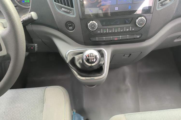 Used Foton Toano 2023 Joy Elephant Multi-Function 2.0T Manual Long-Wheelbase Mid-Roof Model with Single Rear Tire Available in 5/6/7/9-Seater Configurations Gear Lever