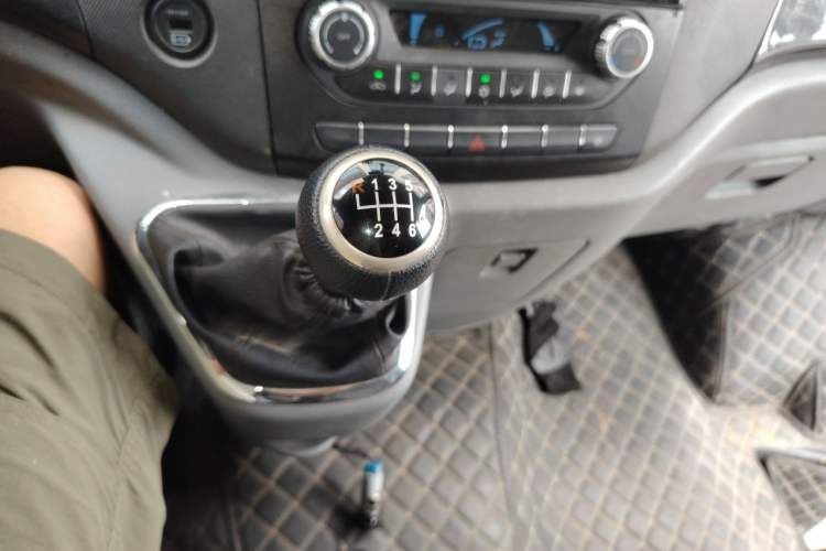 Used Foton Toano 2023 2.5T Manual Jixiang Van Extended Wheelbase Mid-Roof Design with Rear Dual Tires 3-Seater Gear Lever