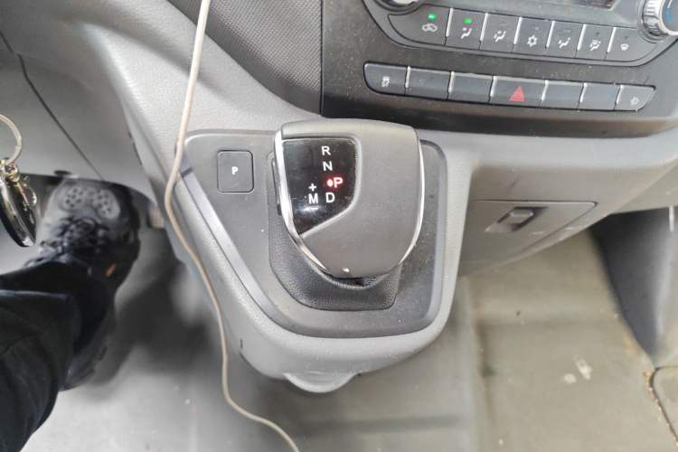 Used Foton Toano 2023 2.0T Automatic Jixiang Long-Wheelbase Mid-Height Rear Single Tire 7/9-Seater Gear Lever