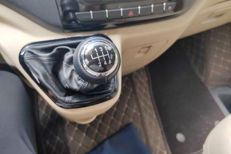 Used Foton Toano 2023 2.0T Manual Jixiang Long Wheelbase Mid-Top Rear Single Tire 7/9-Seater Gear Lever